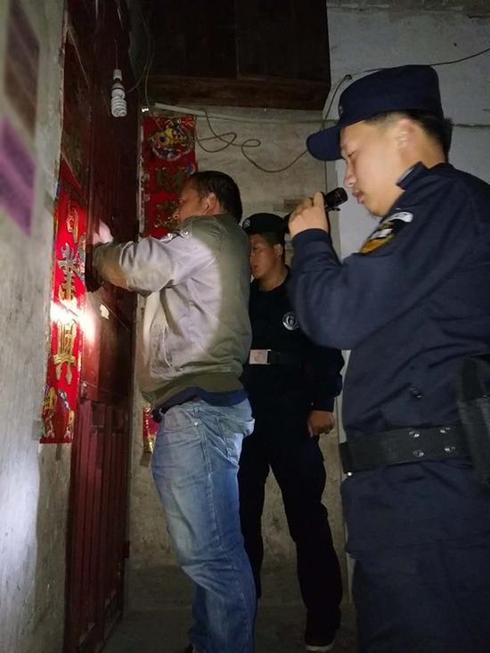 安龙三心锁具开锁公司粗心妈妈误将幼女锁家中 