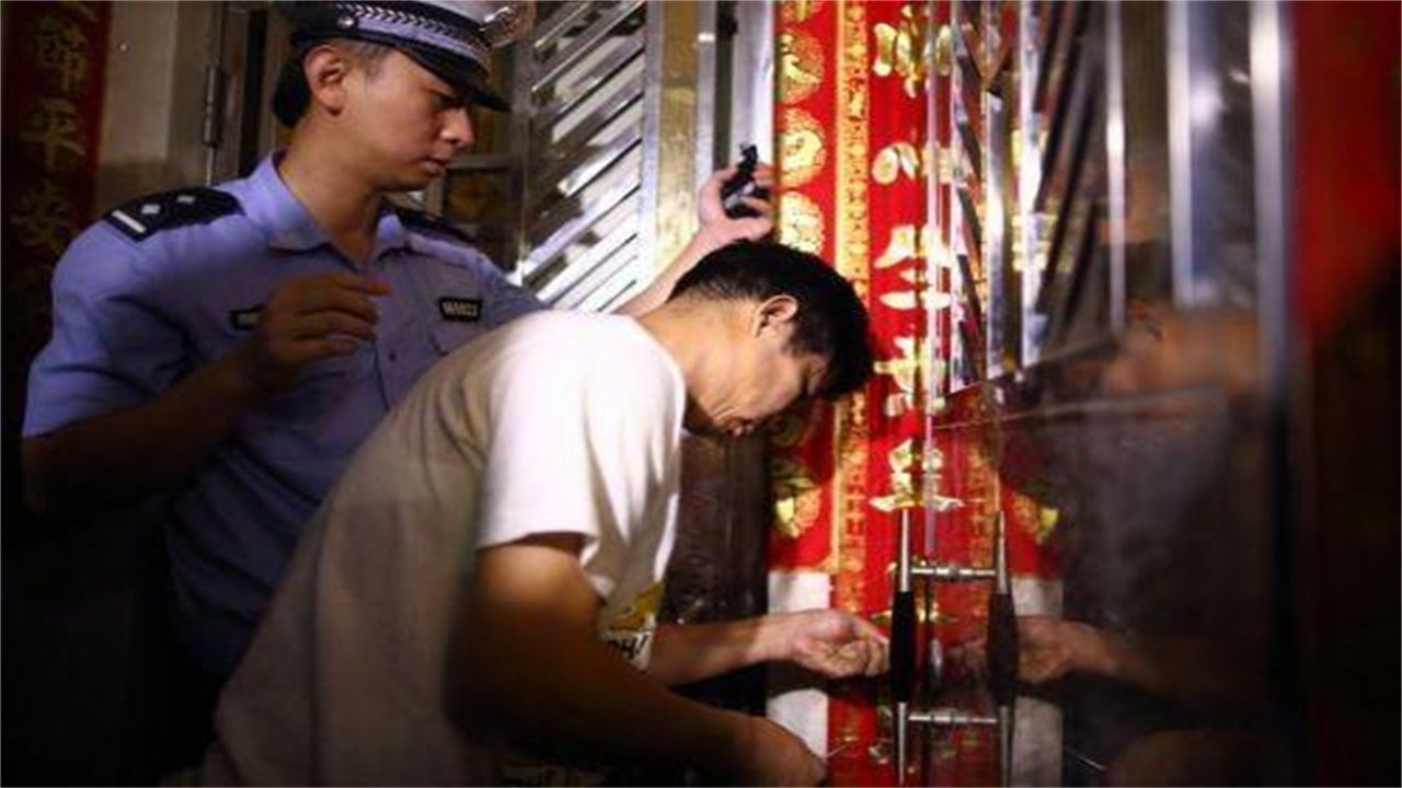 安龙三心锁具开锁公司请开锁师傅开了锁后，师傅